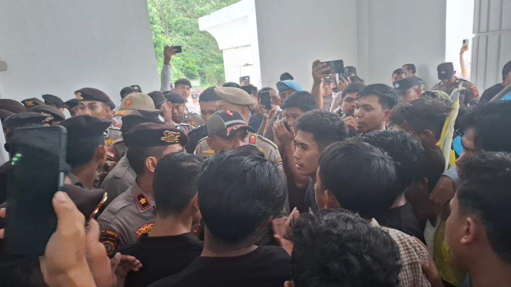 Diduga Timbun dan Bakar Sampah, Gerai Alfamidi di Kec. Taopa Berpotensi Cemari Lingkungan dan Kesehatan Warga