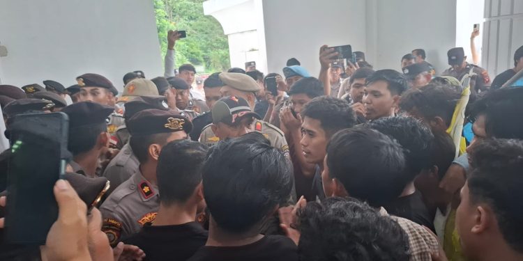 Diduga Timbun dan Bakar Sampah, Gerai Alfamidi di Kec. Taopa Berpotensi Cemari Lingkungan dan Kesehatan Warga