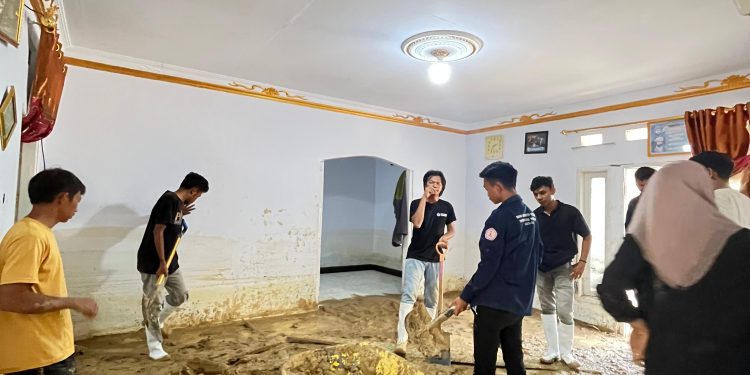 PMII Pohuwato Turun Tangan Bersihkan Rumah Warga Terdampak Banjir di Hulawa