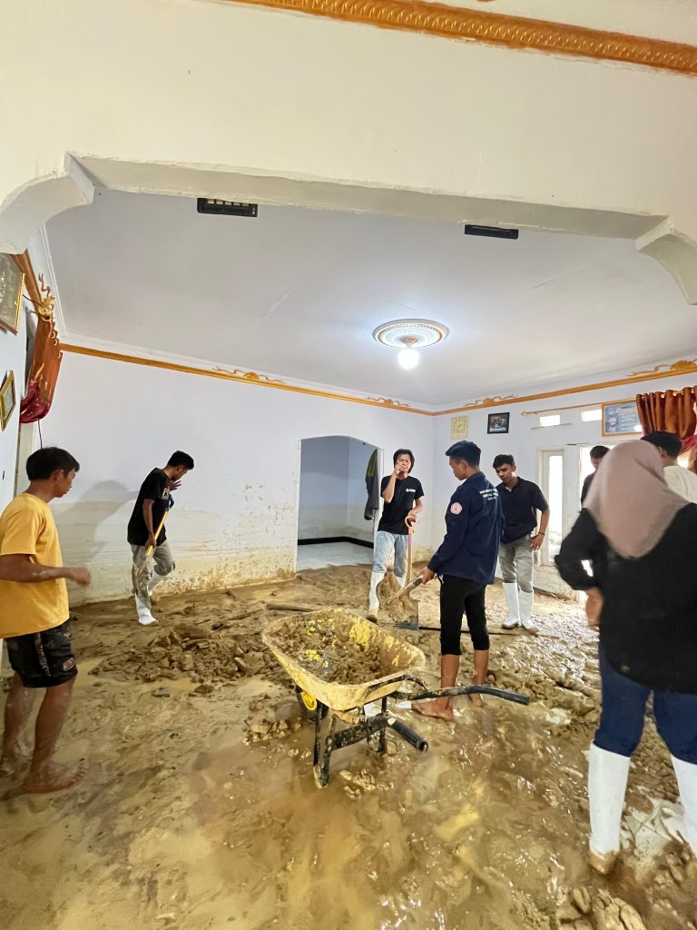 PMII Pohuwato Turun Tangan Bersihkan Rumah Warga Terdampak Banjir di Hulawa