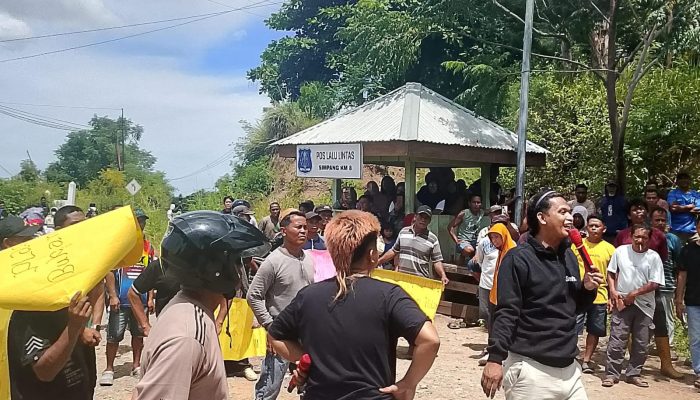 Massa Aksi Tutup Jalan, Tuntut Hak Plasma dan Kepastian Lahan